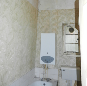 Regency bathroom in bad state of repair